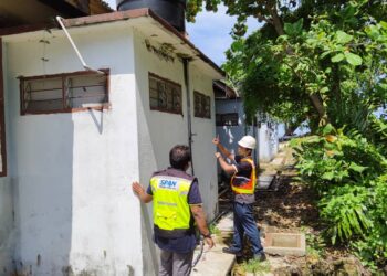PEGAWAI penguat kuasa SPAN dan Sains memeriksa sebuah chalet di Port Dickson yang disyaki mencuri bekalan air terawat dalam serbuan yang dilakukan semalam.