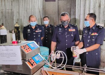 RUSLAN Khalid (dua dari kanan) membuat pemeriksaan di sebuah kilang terbiar yang dijadikan tempat memproses arak secara haram di Kampung Orang Asli Broga, Lenggeng dekat Nilai, Seremban. - UTUSAN/NOR SHAFAWATI YUP