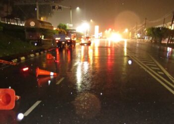 LOKASI seorang pekerja kontrak yang sedang memasang kabel maut dirempuh sebuah kereta Proton Wira yang dipandu secara melulu dalam kejadian di Kilometer 9.5 Jalan Pantai, Port Dickson berdekatan Hospital Port Dickson, tengah malam tadi.