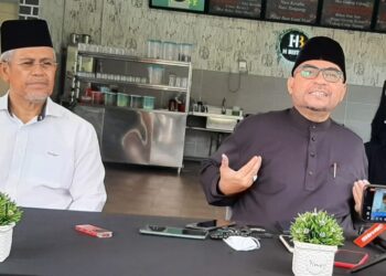 MUJAHID Yusof (kanan) dalam sidang akhbar mengenai projek pembinaan tiga kapal OPV yang belum diterima oleh Maritim Malaysia di Ipoh hari ini. - UTUSAN/SAYED HESHAM IDRIS