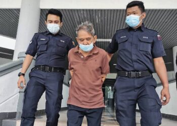 ROSMI Hassan diiring keluar anggota polis selepas mengaku bersalah di Mahkamah Sesyen, Ayer Keroh, Melaka atas pertuduhan melakukan amang seksual fizikal terhadap seorang remaja. - UTUSAN/RASUL AZLI SAMAD