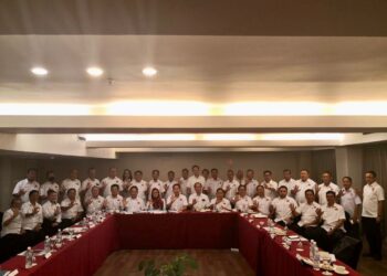 PETER Anthony (lapan kanan) bersama ketua-ketua bahagian selepas mesyuarat parti KDM di Kota Kinabalu hari ini.