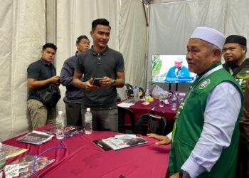 TUAN Ibrahim Tuan Man beramah mesra dengan pengamal media semasa melawat Pusat Media Muktamar Tahunan Pas ke-68 di Kompleks Pas Kedah di Alor Setar, hari ini. - UTUSAN/JAMLIAH ABDULLAH