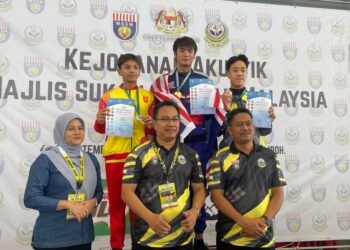 MUHAMMAD Dhuha Zulfikry (belakang, tengah) memecahkan rekod renang Bawah 15 kejohanan MSSM dalam acara 50 meter gaya kupu-kupu dan 200 meter gaya bebas di Pusat Akuatik Tuanku Zara Ipoh hari ini.