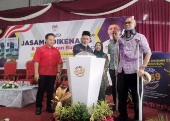 SYED Hussin Hafiz Syed Abdul Fasal (tengah) pada pelancaran buku 'Menang 4-0 Ketika Ramai Yang Kalah' di Pusat Khidmat Parlimen Bukit Gantang hari ini. - UTUSAN/WAT KAMAL ABAS