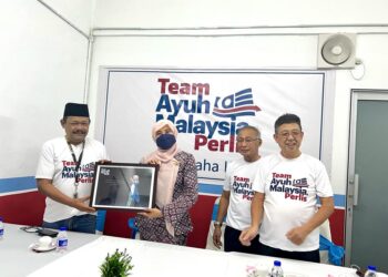 NURUL Izzah Anwar (dua dari kiri) merasmikan pejabat Ayuh Malaysia Perlis di Kangar, Perlis hari ini. - UTUSAN/MOHD. HAFIZ ABD. MUTALIB
