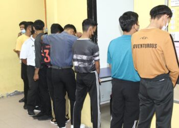 PELAJAR sebuah sekolah berasrama dihadapkan di Mahkamah Majistret Teluk Intan hari ini atas pertuduhan menyebabkan cedera parah ke atas seorang pelajar Tingkatan Dua sekolah sama pada Jun lalu. - UTUSAN/MUHAMAD NAZREEN SYAH MUSTHAFA