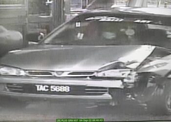 KERETA jenis Proton Wira Aeroback yang masih dikesan kerana melarikan diri selepas melanggar mati seorang pegawai kanan Imigresen dalam kemalangan di Kilometer 83.4 PLUS arah utara berdekatan Plaza Tol Gurun, semalam.