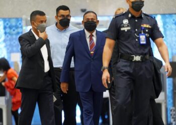 ABDUL Azeez Abdul Rahim (dua kanan) hadir bagi mendengar keputusan sama ada Mahkamah Rayuan membenarkan atau menolak rayuan untuk membatalkan 13 pertuduhan rasuah dan pengubahan wang haram yang dihadapinya di Mahkamah Persekutuan hari ini. -  UTUSAN/FARIZ RUSADIO
