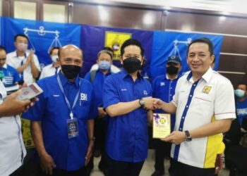 ARTHUR Joseph Kurup (dua kanan) menerima borang keahlian daripada Ketua Penyelaras PBRS Parlimen Tawau, Ariffin Kassim (kanan) di Tawau semalam.