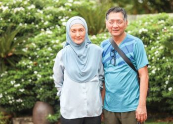 HAMSIAH Mohamad bertemu semula dengan abang kandungnya, Ling Kok Ong setelah mereka terpisah sejak 58 tahun lalu di Bukit Payung, Marang, Terengganu, semalam. – UTUSAN/PUQTRA HAIRRY ROSLI