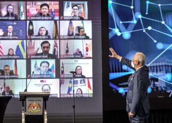 ISMAIL Sabri Yaakob (tengah) merasmikan Persidangan Ketua-Ketua Perwakilan Diplomatik Malaysia ke-9 (HOMC9) di Wisma Putra, Putrajaya. - UTUSAN/FAIZ ALIF AHMAD ZUBIR