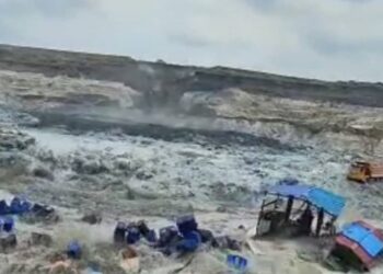 TANGKAP layar kejadian tanah runtuh sehingga menyebabkan air lombong melimpah dalam kejadian dekat Labohan Dagang, Banting di Kuala Langat, Selangor, semalam.