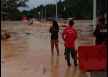 TANGKAP layar video yang dikongsi penduduk memaparkan limpahan air Sungai Kupang di Baling.