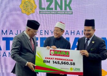 SYEIKH Fadzil Awang (tengah) menerima replika cek daripada Pengerusi Jemaah Pengarah Pertubuhan Peladang Kebangsaan (Nafas), Datuk Zamri Yaakob (kiri) sambil diperhatikan Ketua Pegawai Eksekutif Lembaga Zakat Negeri Kedah (LZNK), Datuk Syeikh Zakaria Othman dalam majlis penyerahan zakat perniagaan di Menara Zakat, Alor Setar, hari ini. -UTUSAN/ JAMLIAH ABDULLAH
