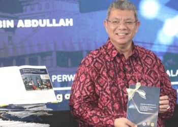 SAIFUDDIN Abdullah ketika melancarkan Monograf Kerangka Dasar Luar Malaysia bersempena Persidangan Ketua Perwakilan Diplomatik Malaysia di Putrajaya hari ini. - UTUSAN/AMREE AHMAD