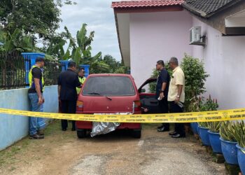 POLIS memeriksa kereta jenis Perodua Kancil yang berada di Kompleks Japerun Ayer Limau, Alor Gajah, Melaka.