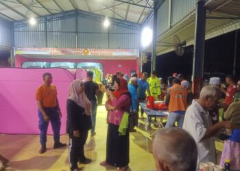 MANGSA yang rumah mereka dinaiki air dipindahkan ke PPS di Kampung Padang Empang, Kupang, semalam.