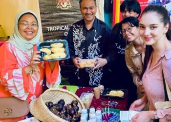 NADZIRAH Osman (kiri) dan Muhamed Salim Mohd. Ali (tengah) menunjukkan produk durian Musang King sejuk beku di Belanda baru-baru ini. - Foto ihsan MAFI