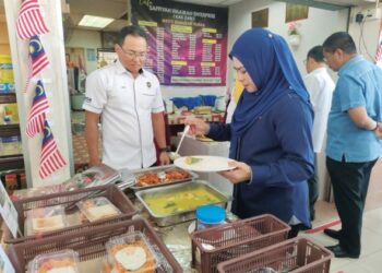 DR. Noraini Ahmad mengambil hidangan  Menu Keluarga Malaysia yang disediakan  di kantin pelajar di UniSZA Kampus Besut, Terengganu, semalam.– UTUSAN/PUQTRA HAIRRY ROSLI