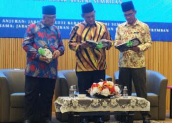 MENTERI Besar Negeri Sembilan, Datuk Seri Aminuddin Harun (tengah) bersama Setiausaha Kerajaan Negeri, Negeri Sembilan, Datuk Dr. Razali Ab Malik (kanan) dan Mohd. Yusof melihat Buku Himpunan Fatwa JMKNNS 1994-2020 yang dilancarkannya bersempena Program Irsyad Al-Fatwa Perdana Negeri Sembilan 2022 di Seremban hari ini. - UTUSAN/BADRUL HAFIZAN MAT ISA