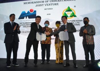 AMINUDDIN Harun (tengah) menyaksikan majlis menandatangani MoU diantara MMT yang diwakili Low Kim Yoong (kiri) serta Future Havor yang diwakili oleh Alfred Foo (kanan) di Seremban 2, Seremban, semalam. -UTUSAN/ZAKKINA WATI AHMAD TARMIZI.