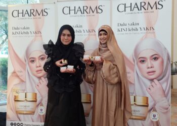 Nur Basyirah (kiri)  bersama duta produk menunjukkan barangan keluaran syarikat itu.