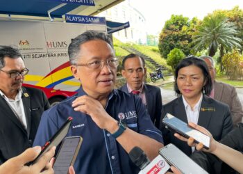 ABDUL Rahman Dahlan (dua kiri) semasa sidang akhbar di Kota Kinabalu hari ini.