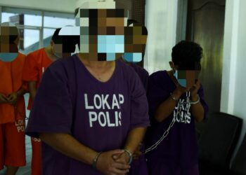 BAPA kepada pelakon remaja perempuan dibawa ke Mahkamah Majistret untuk permohonan reman bagi membantu siasatan terhadap kes pukul kanak-kanak, di Shah Alam, Selangor, hari ini. - UTUSAN/ ZULFADHLI ZAKI