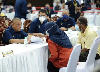 SAARANI Mohamad (kiri) mendengar aduan rakyat pada Program Mesra Hari Bertemu Pelanggan Kerajaan Negeri di Stadium Indera Mulia di Ipoh hari ini. - UTUSAN/MUHAMAD NAZREEN SYAH MUSTHAFA