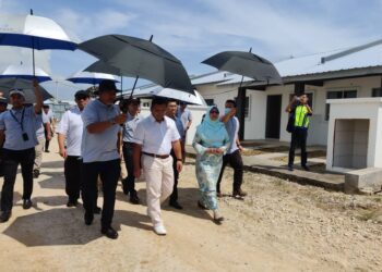 AMIRUDIN Shari dan Rodziah Ismail meninjau keadaan perumahan Taman Sungai Yu Indah di Kuala Selangor, Selangor.