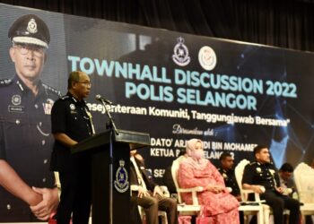 ARJUNAIDI Mohamed berucap dalam Townhall Polis Selangor di IPK Selangor, di Shah Alam, Selangor, hari ini. - UTUSAN/ ZULFADHLI ZAKI