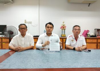 KERK Chee Yee (tengah) menunjukkan laporan sebuah portal berita bersama gambar sekeping cek yang didakwa diterima oleh Clare Rewcastle-Brown daripada Abdul Hadi Awang pada sidang akhbar di Ibu Pejabat DAP di Klebang, Melaka. - UTUSAN/MUHAMMAD SHAHIZAM TAZALI
