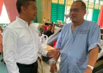 AHMAD Amzad Hashim (kanan) yang mengalami sesak nafas ketika mendaki Bukit Besar stabil setelah menerima rawatan di HSNZ, Kuala Terengganu, hari ini.