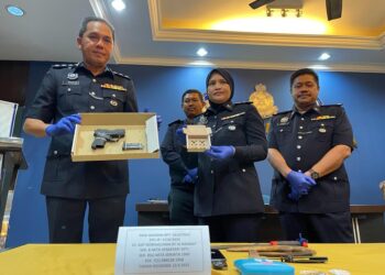 MOHD. Radzi Ahmad menunjukkan pelbagai senjata termasuk sepucuk pistol yang dirampas daripada seorang suspek dipercayai ahli kongsi gelap dalam sidang akhbar di Butterworth, Pulau Pinang hari ini.
