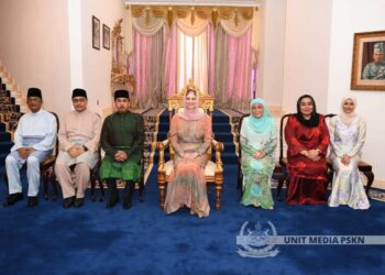 SULTANAH Kelantan, Nur Diana Petra Abdullah (tengah) bergambar bersama ahli PKDK di Istana Negeri, Kubang Kerian, Kelantan hari ini. - UTUSAN/IHSAN UNIT MEDIA PEJABAT SULTAN KELANTAN