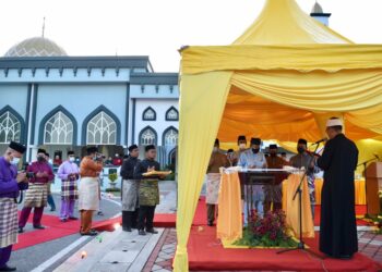 MOHD. Shahzihan Ahmad (belakang kiri) menyaksikan Sultan Sharafuddin Idris Shah menandatangani plak sebagai simbolik perasmian Masjid Ar-Raudhah U10 di Puncak Perdana, Shah Alam, Selangor. - UTUSAN/ZULFADHLI ZAKI