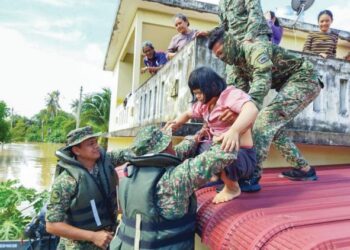 MANGSA banjir diselamatkan anggota ATM dalam OP MURNI.