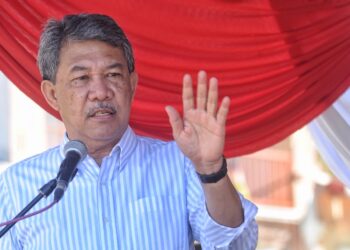 MOHAMAD Hasan ketika berucap merasmikan Program Merdeka@Komuniti DUN Paroi 2022 di Dataran Senawang di Seremban hari ini. - UTUSAN/MOHD. SHAHJEHAN MAAMIN