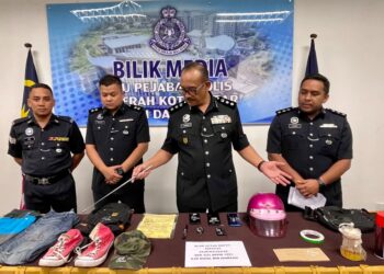 AHMAD Shukri Mat Akhir menunjukkan peralatan yang digunakan suspek yang juga orang suruhan ah long siber untuk mengugut dan melakukan khianat ke atas peminjam yang gagal membayar hutang mereka pada sidang akhbar di IPD Alor Setar, di sini. -UTUSAN/JAMLIAH ABDULLAH