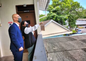 CARMEN Chew (kiri) dan Orikasa Hiroyuki (kanan) meninjau keadaan bumbung di St. Nicholas Home Penang di Bagan Jermal, Georgetown yang telah dibaiki menerusi dana Grant Assistance for Grassroots Human Security Project daripada kerajaan Jepun.
