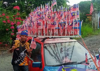 ARBAAIN Mohamad bergambar di samping kereta 'bahtera merdeka' yang digunakan untuk menjelajah daerah Kota Tinggi.
