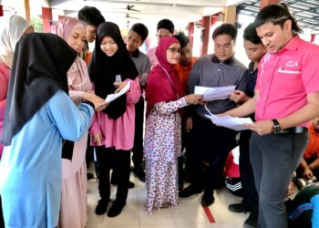 DR. Siti Fatimah Noor (dua dari kiri) memberi keterangan kepada pelajar berhubung produk kosmetik pada Majlis Kempen Keselamatan Kosmetik Dalam Kalangan Masyarakat di Tumpat, Kelantan hari ini.-UTUSAN/ROSLIZA MOHAMED