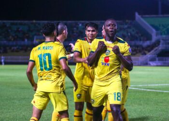 RONALD Ngah Wanja meraikan jaringan pertama KDA FC bersama rakan sepasukan ketika aksi menentang Selangor FC di Stadium Darul Aman, di sini. -UTUSAN/ SHAHIR NOORDIN