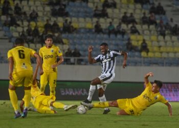 PEMAIN TFC, Petrus Shitembi (dua, kanan) dikawal ketat pemain Penang FC dalam aksi Liga Super 2022 di Stadium Sultan Mizan Zainal Abidin malam ini. - UTUSAN/PUQTRA HAIRYY ROSLI
