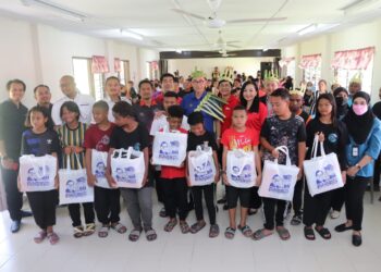 MAH Hang Soon (tengah)  bersama murid Orang Asli pada Majlis Penyerahan  Projek CSR Sharp dan sumbangan pakaian sekolah kepada Sekolah Kebangsaan (SK) Pos Bersih, Slim River di Tanjung Malim hari ini. - UTUSAN/MUHAMAD NAZREEN SYAH MUSTHAFA