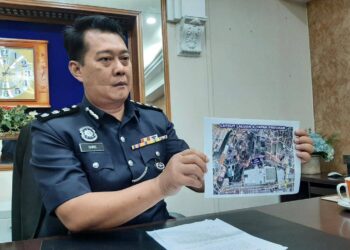 CHRISTOPHER Patit menunjukkan peta laluan yang akan ditutup pada sambutan Hari Malaysia di Memorial Pengisytiharan Kemerdekaan, Banda Hilir, Melaka Jumaat ini. - UTUSAN/AMRAN MULUP