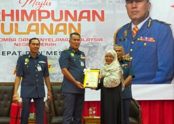 AZMI Osman (tengah) menyampaikan sijil penghargaan kepada penerima pada Perhimpunan Bulanan JBPM Perak di Meru Raya, Ipoh hari ini. - UTUSAN