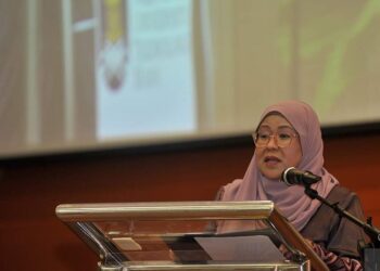 RODZIAH Mohd. Janor berucap dalam program Majlis Perasmian Penutup dan Makan Malam Konvensyen Pemerkasaan Kepimpinan Mahasiswi Kebangsaan dekat UiTM Puncak Alam, di Kuala Selangor, Selangor.