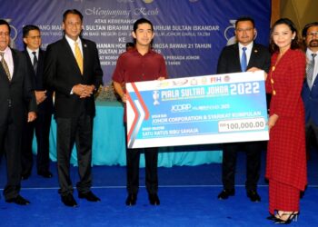 TUNKU ABU BAKAR  SULTAN IBRAHIM menerima replika cek berjumlah RM100,000 sumbangan Johor Corporation dan syarikat kumpulan yang disampaikan oleh Ketua Kumpulan Komunikasi Korporat Hasnina Hafiz Hassan pada Majlis Pelancaran Kejohanan Hoki Antarabangsa Bawah 21 Tahun Piala Sultan Johor di Pusat Konvensyen Angarabangsa Persada, Johor Bahru.-UTUSAN/RAJA JAAFAR ALI